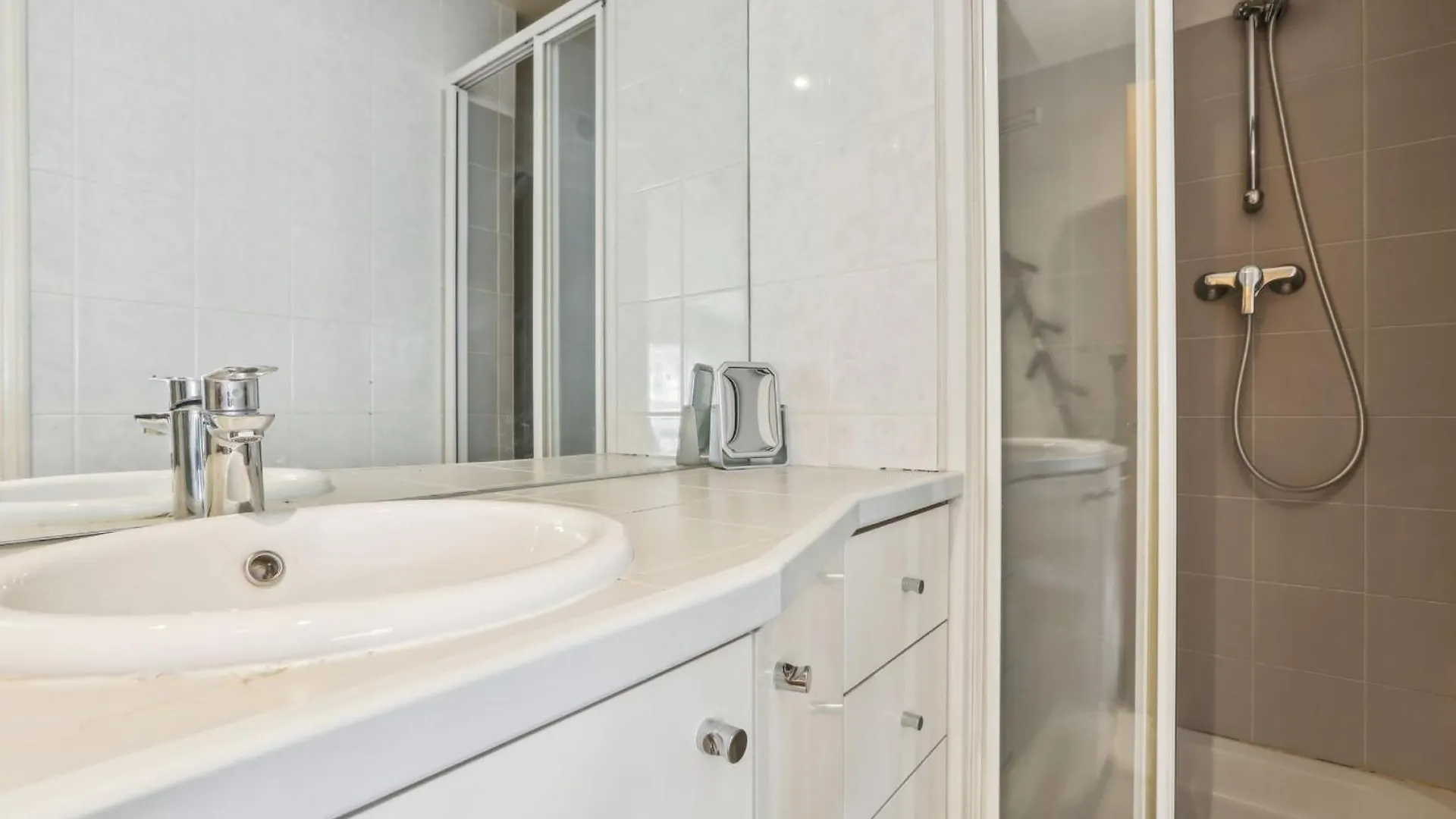 Trocadero & Arc De Triomphe With Balcony - Cityapartmentstay Apartamento Paris